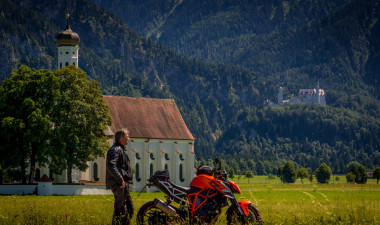 Mit dem Motorrad unterwegs im Allgäu - Blick auf Neuschwanstein © moppetfoto