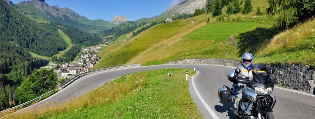 MoTOURguide-Norditalien-Motorradtour-Dolomiten-Passo Campolongo-Arraba© Heinz E. Studt