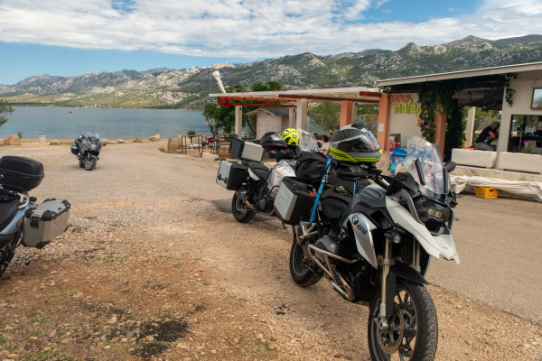 Motorrad fahren - Kroatien - Strandcafé © Peter Wahl