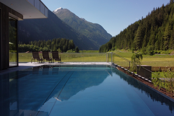Hotel Weisseespitze - Relaxen am Pool © Weisseespitze