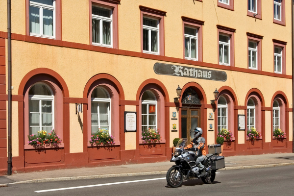 Motorradtour Schwarzwald-Vöhrenbach-Rathaus © Heinz E. Studt