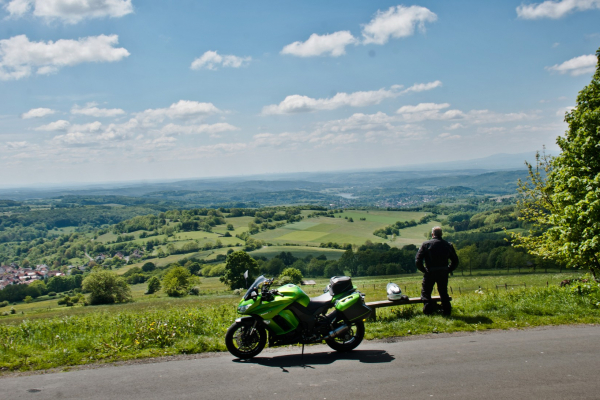 Motorradtour Vogelsberg-Blick auf Schotten © Peter Wahl