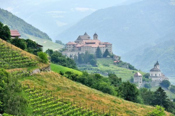 MoTOURguide Norditalien-Motorradtour Südtirol-Klausen Blick auf das Kloster © Heinz E. Studt