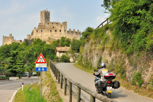MoTOURguide Norditalien-Motorradtour-Trentino-Castel Drena © Heinz E. Studt