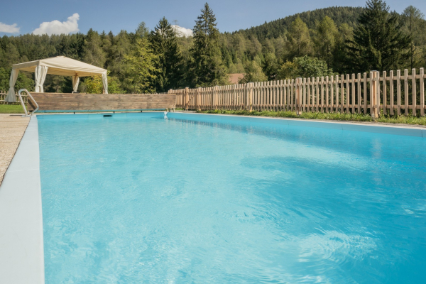 Hotel Langeshof, Altrei - Pool im Garten ©LIVE-STYLE_Agency