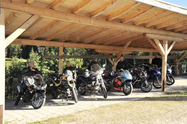 Hotel Langeshof, Altrei- Überdachte Motorradparkplätze ©LIVE-STYLE_Agency