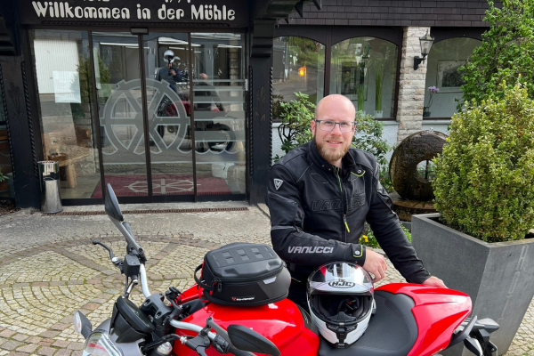 Bikerwirt Ron - Chef des Hotels Kainsbacher Mühle