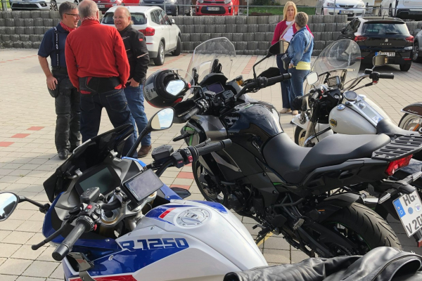 Ankunft beim Hotel Obermüller - Bikes abstellen©Klaus Hinterschuster