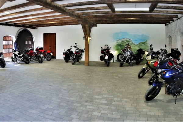 Große Garage für Motorräder© Gasthof Post